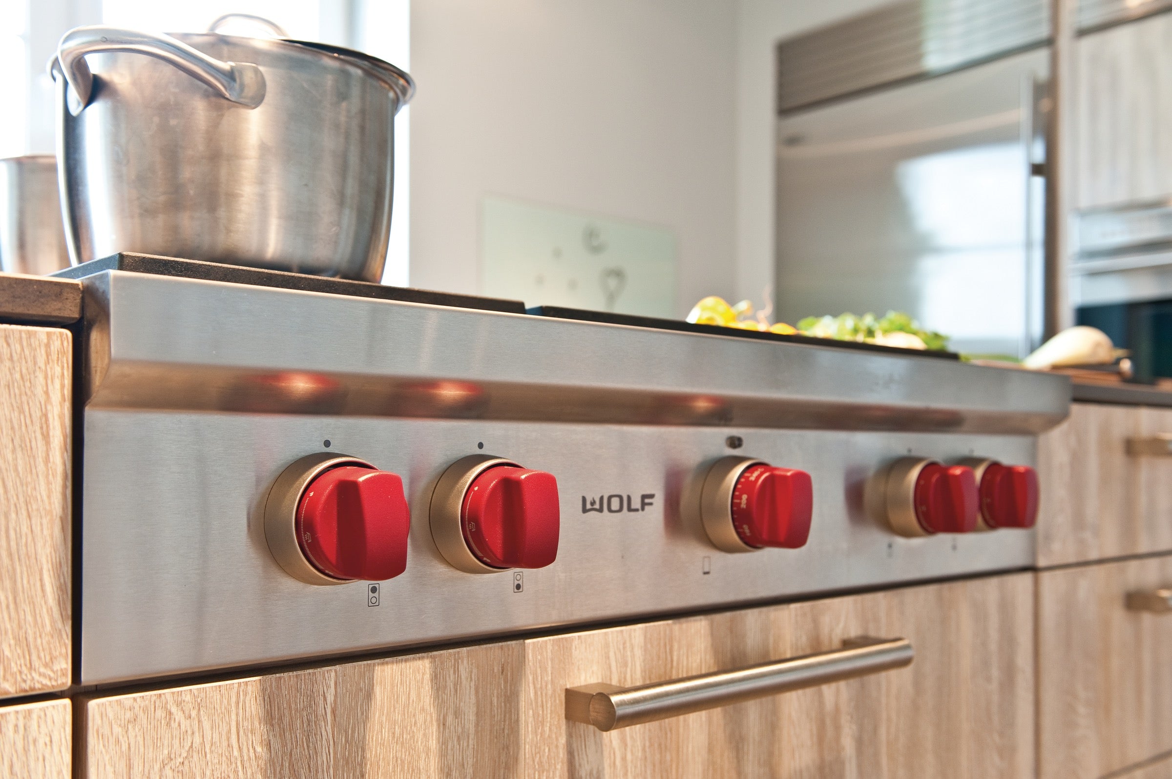 Wolf Sealed Burner Range-Top 4 Burner and Griddle ICBSRT364G