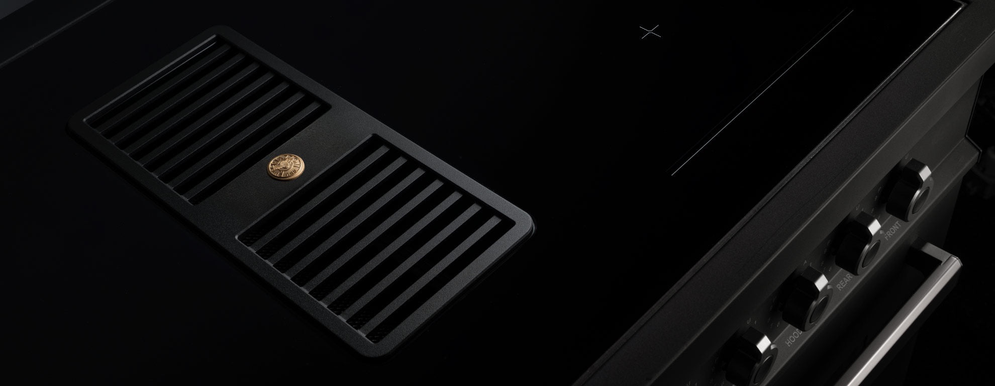 Bertazzoni Professional Series 90 cm Air-Tec cooker with induction top and integrated hood, electronic oven
