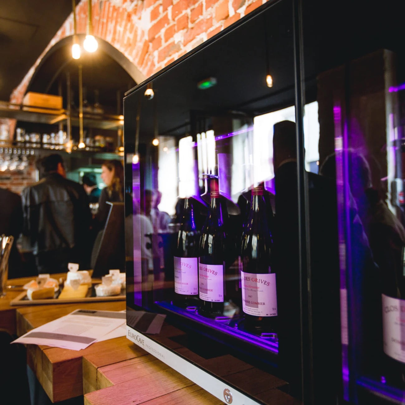 EuroCave 8-bottle wine bar - brings wine to the correct temperature and preserves open bottles