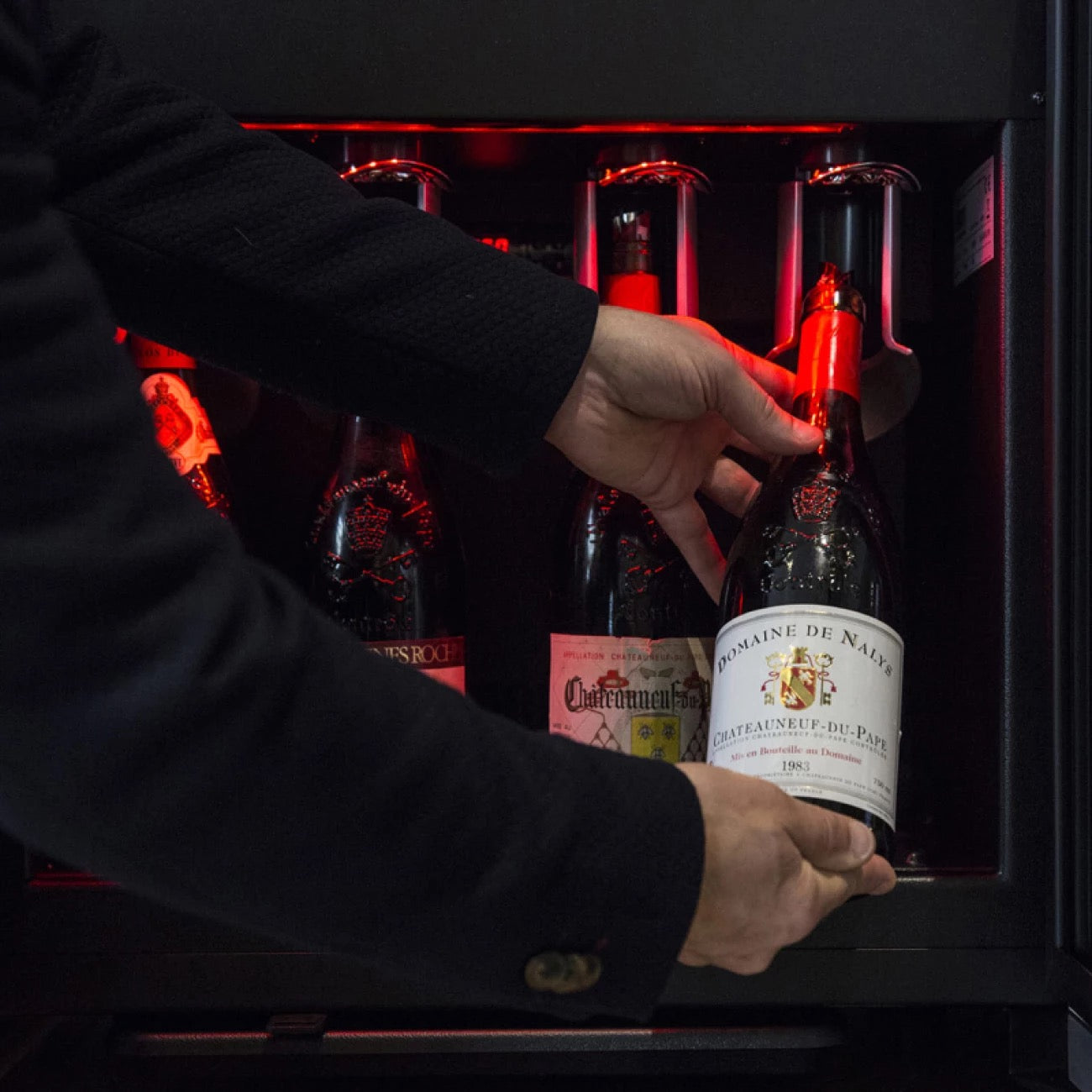 EuroCave 8-bottle wine bar - brings wine to the correct temperature and preserves open bottles