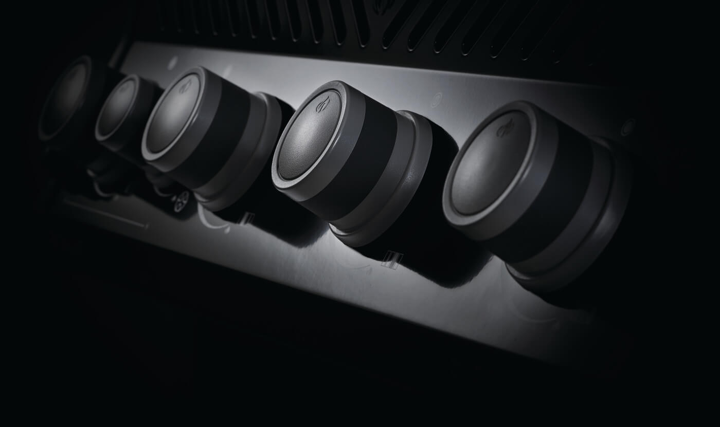 Rogue 525 Gas Grill | 4 Burner Propane BBQ | Black Finish | Cast Iron WAVE Grids | Folding Shelves | Caterbitz UK