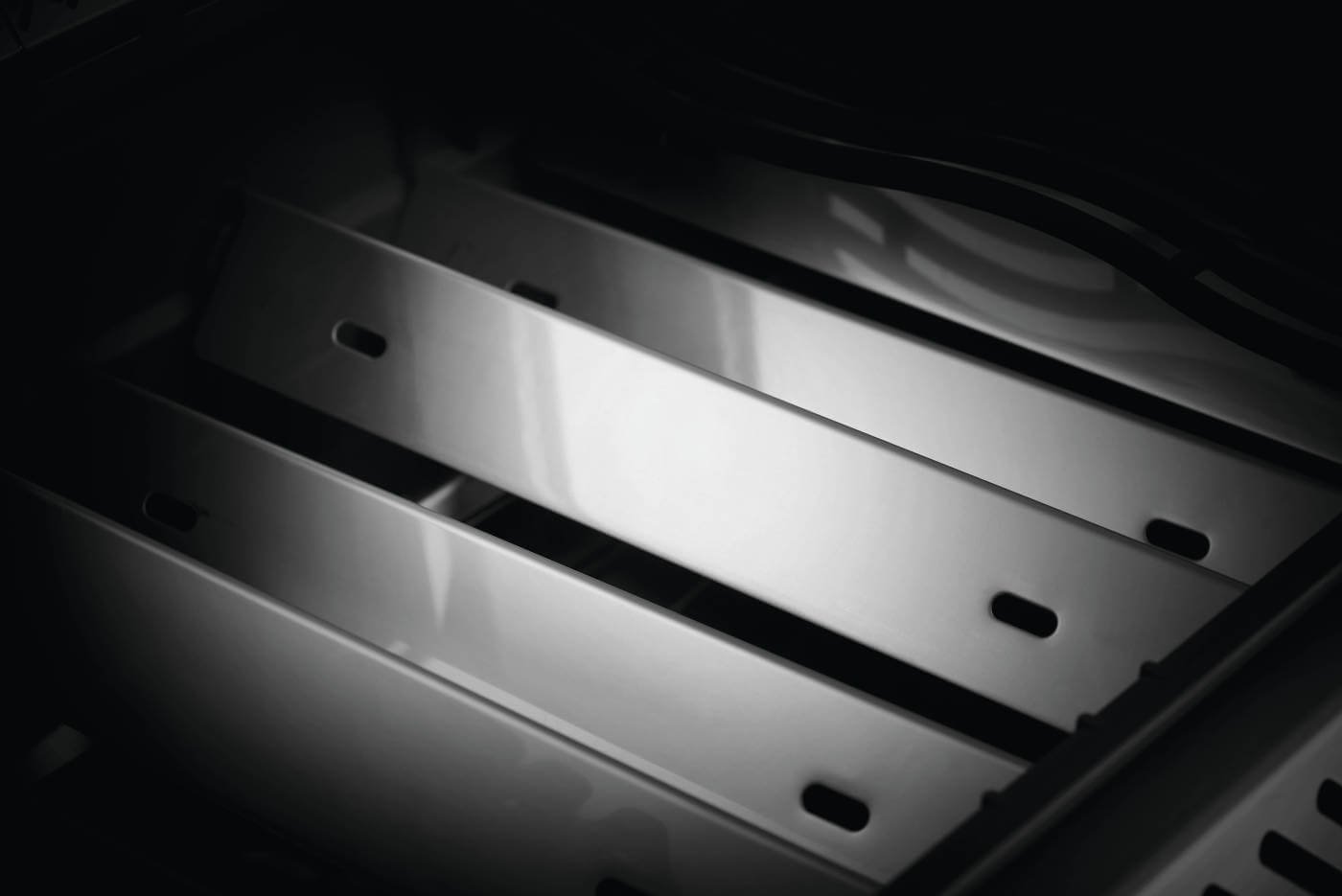 Rogue 525 Gas Grill | 4 Burner Propane BBQ | Black Finish | Cast Iron WAVE Grids | Folding Shelves | Caterbitz UK