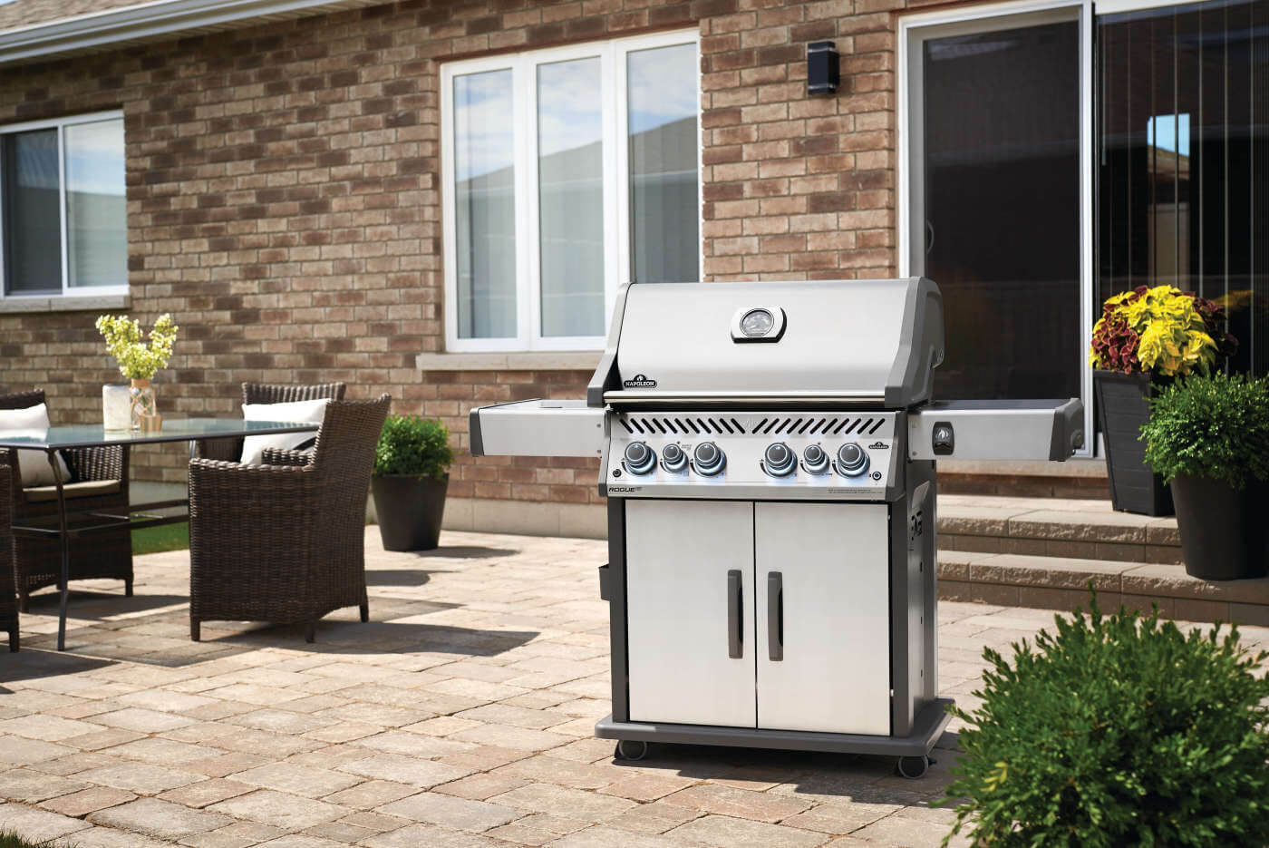 Rogue SE 525 RSIB Gas Grill | Stainless Steel BBQ | 4 Burners | Infrared SIZZLE ZONE | Rear Rotisserie Burner | WAVE Grids | Caterbitz UK
