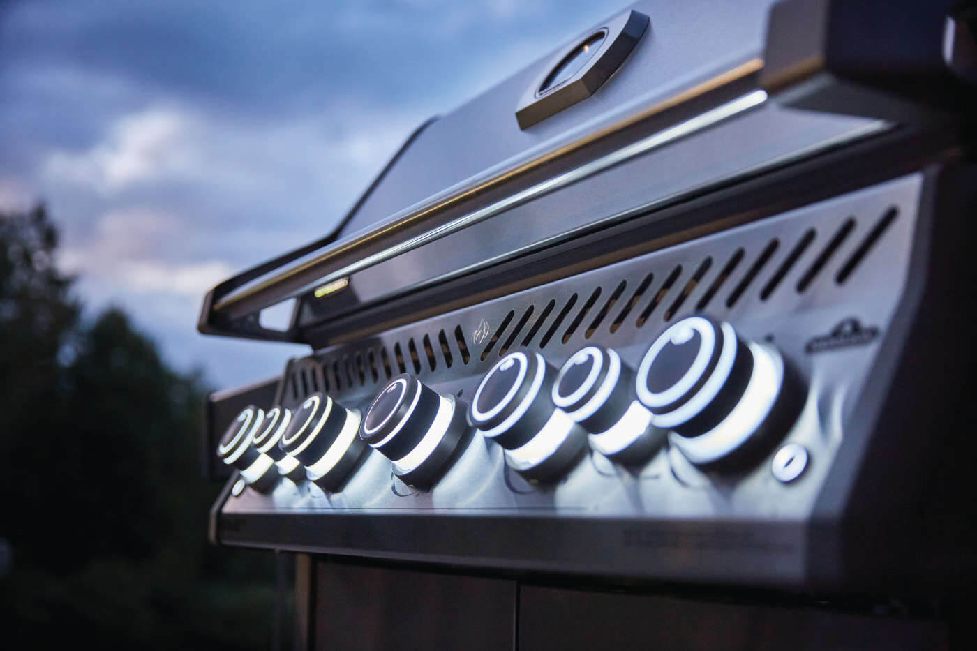 Rogue SE 625 RSIB Gas Grill | Stainless Steel BBQ | 5 Burners | Infrared SIZZLE ZONE | Rear Rotisserie Burner | WAVE Grids | Caterbitz UK