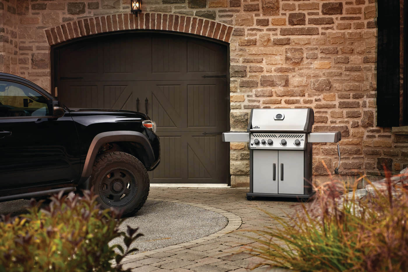 Rogue XT 525 SIB Gas Grill | Stainless Steel BBQ | 4 Burners | Infrared Side Burner | WAVE Cast Iron Grids | Caterbitz UK