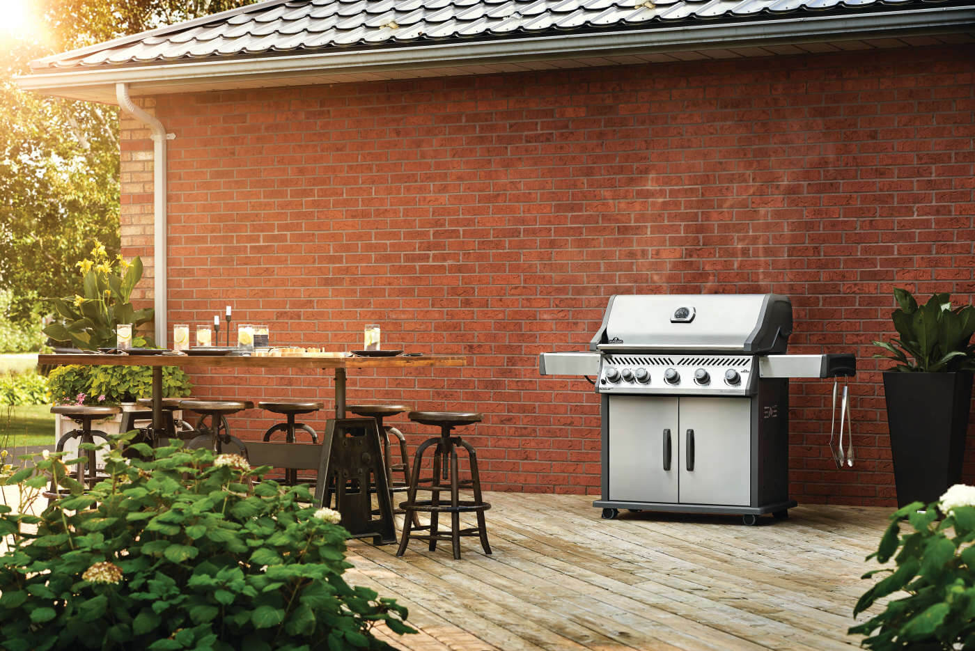 Rogue XT 625 SIB Gas Grill | Stainless Steel BBQ | 5 Burners | Infrared Side Burner | WAVE Cast Iron Grids | Caterbitz UK