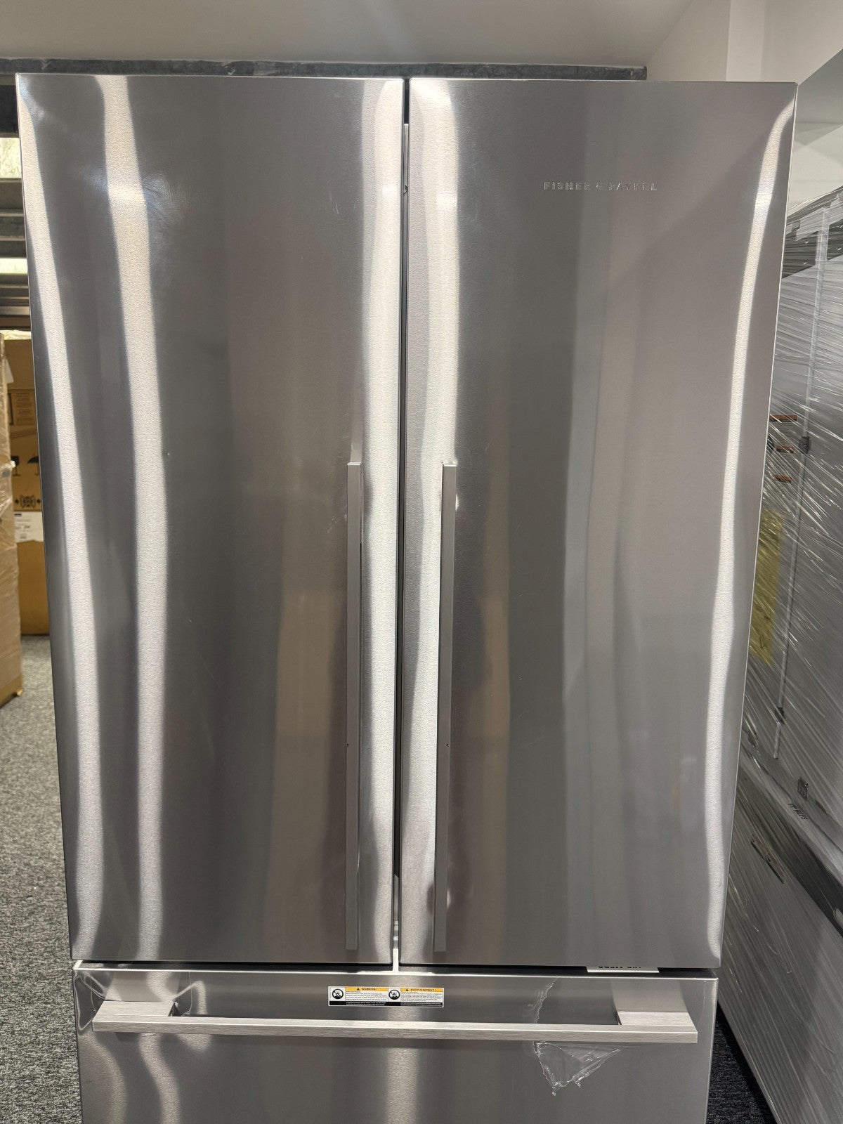 NEW UNUSED Fisher & Paykel RF610ADJX6 Fridge Freezer Freestanding BR2317