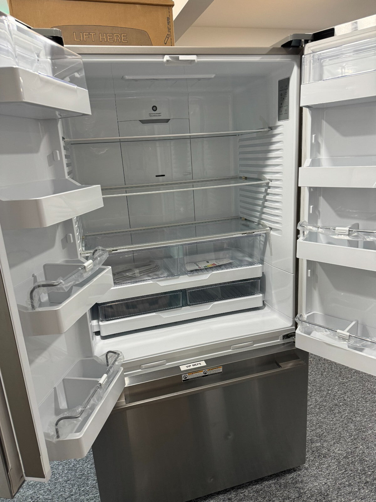 NEW Fisher & Paykel RF610ADJX7 Fridge Freezer Refrigerator appliance BR588