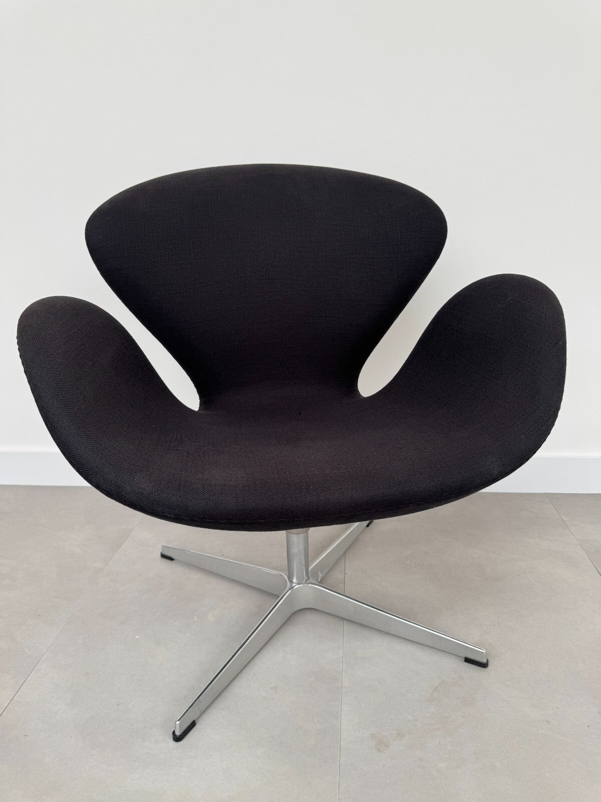 Ex Display Fritz Hansen Swan Lounge Chair by Arne Jacobsen AX017