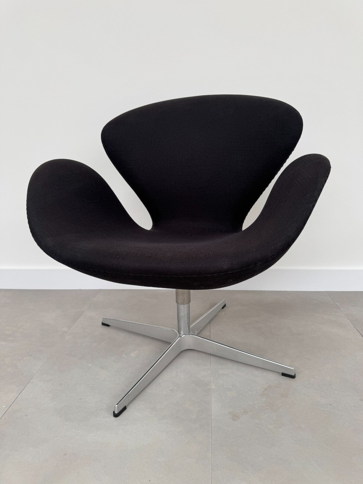 Ex Display Fritz Hansen Swan Lounge Chair by Arne Jacobsen AX017