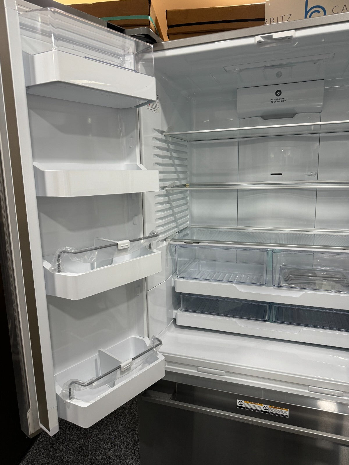 New Fisher & Paykel RF540ADUX6 fridge freezer freestanding French Door appliance