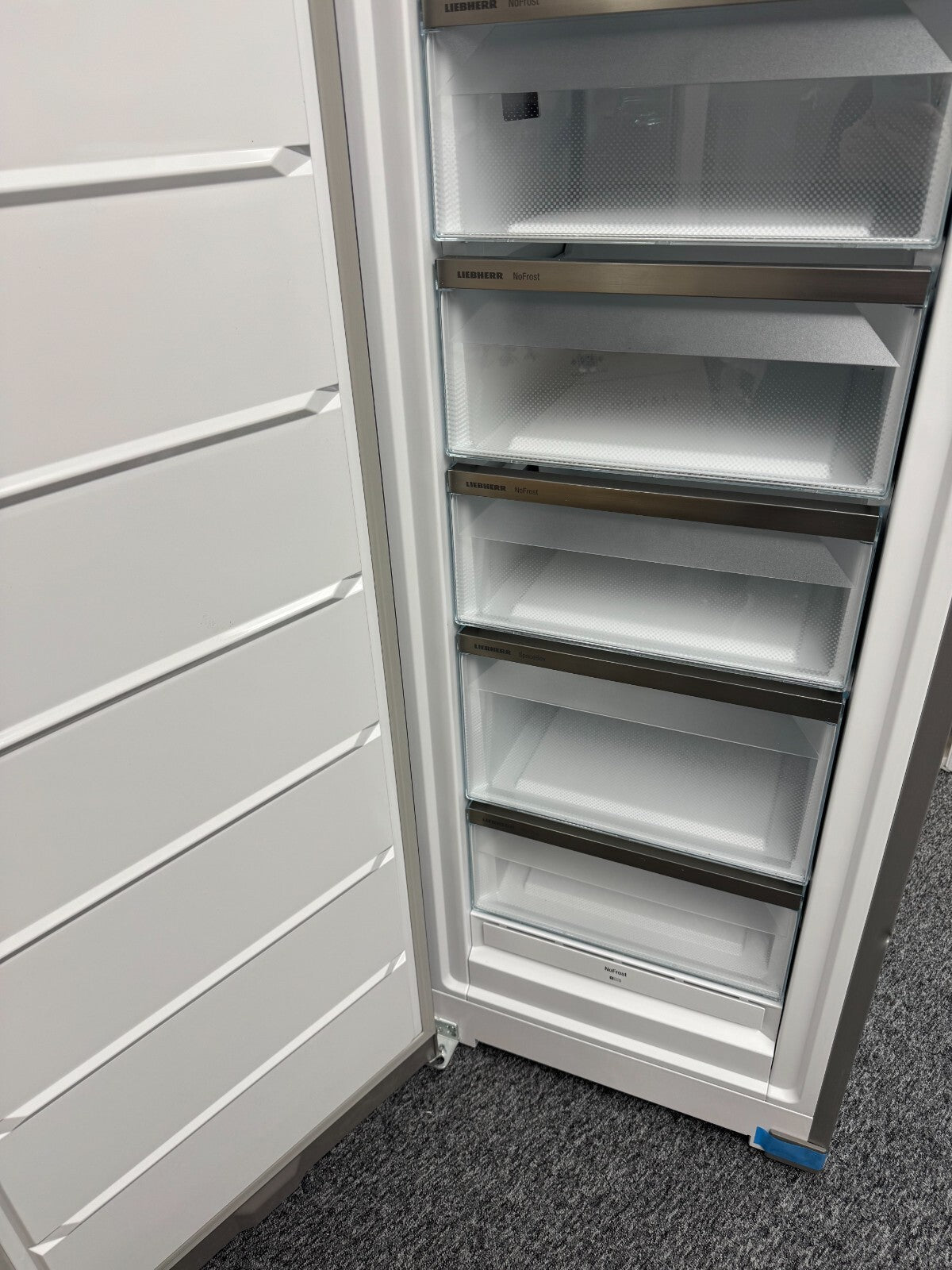 New Liebherr SFNsfe 5227 Column Freezer Freestanding frost free Silver BR2228