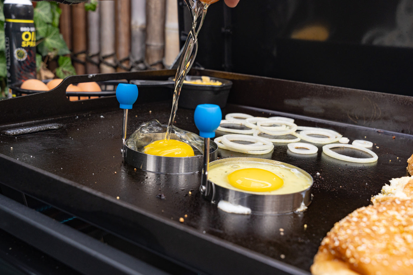 Freestyle 24 Pre-Seasoned Plancha | Non-Stick Steel Cooktop | 3 Burner Outdoor Grill | Gloss Black Plancha | Outdoor Cooking UK | Caterbitz