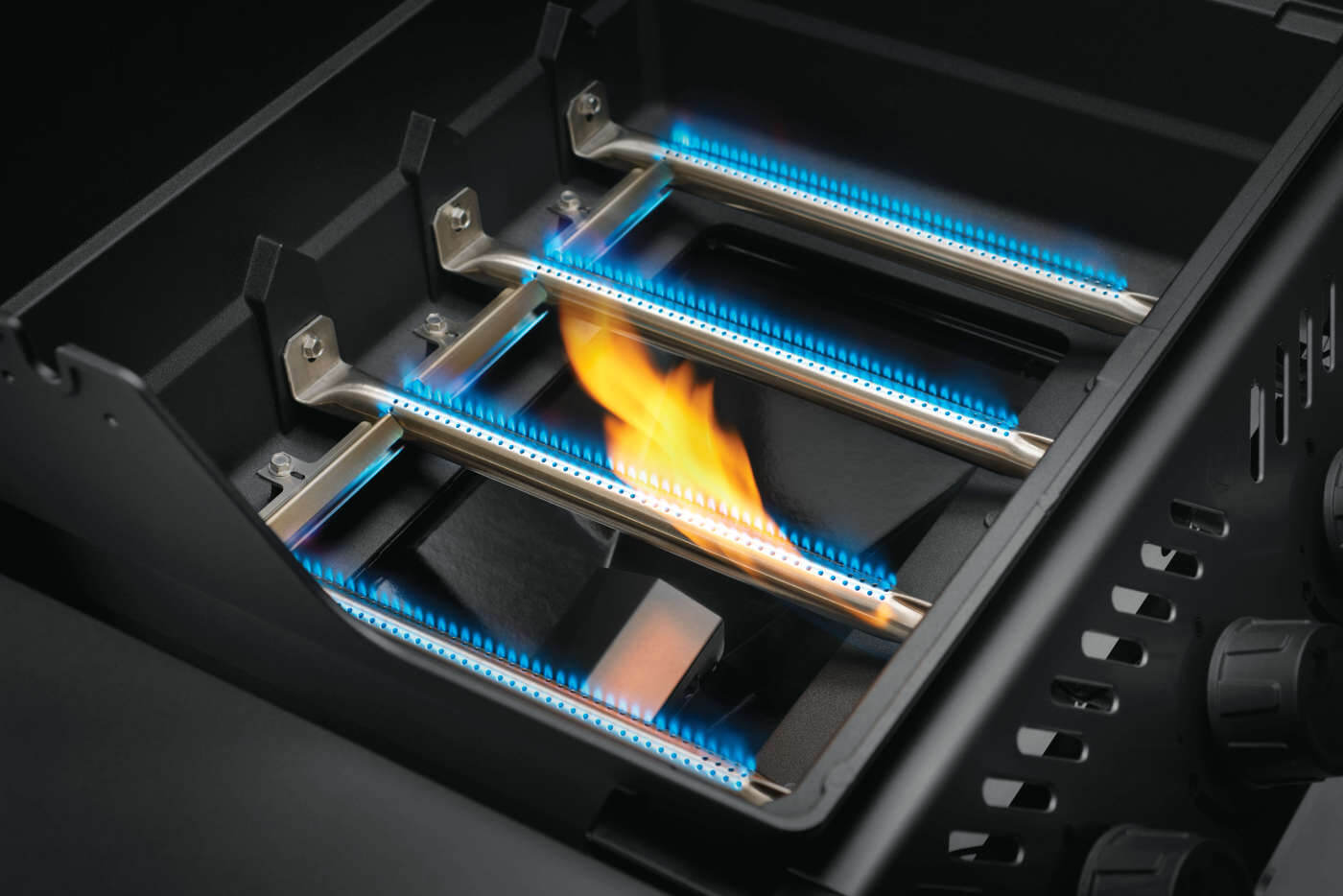 Freestyle 365 Gas Grill | Propane BBQ | JETFIRE Ignition | Cast Iron Cooking Grids | 3 Burner Grill | Outdoor BBQ UK | Caterbitz