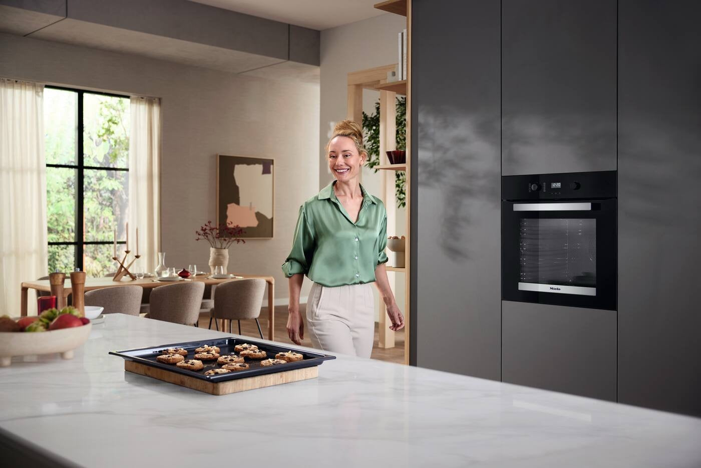 Miele H 2455 BP ACTIVE Obsidian black stainless steel effect