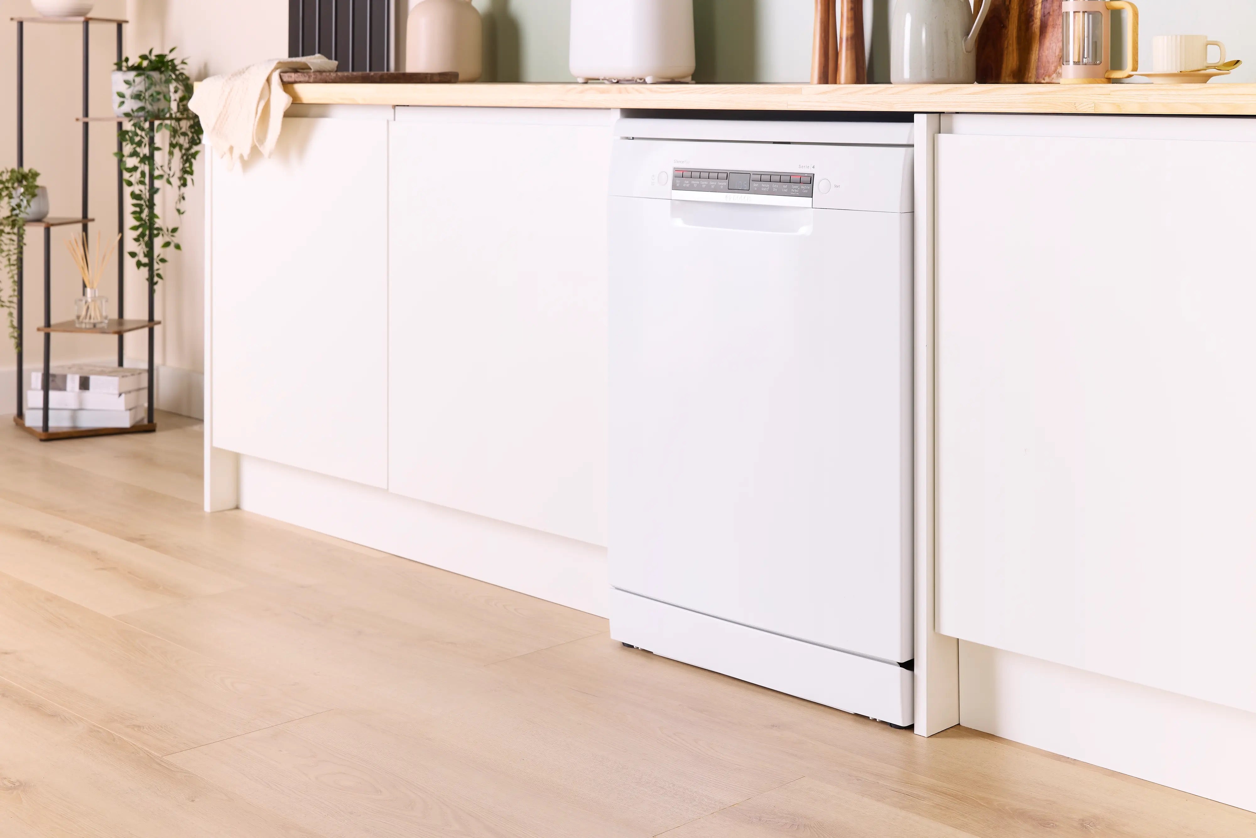 Bosch Series 4 Free-standing dishwasher 60 cm White - SMS4EMW06G
