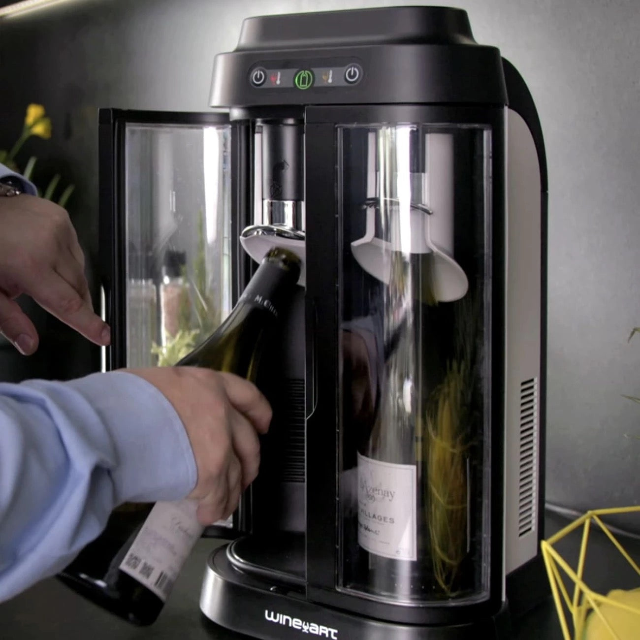 EuroCave Wine bar for private individuals - brings wine to the correct serving temperature and displays open bottles - 2 bottles.