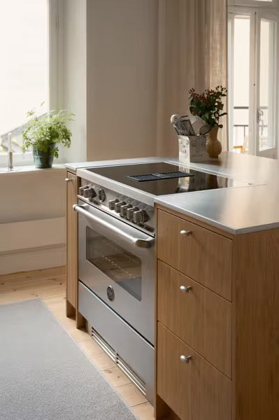 Bertazzoni Master Series 90cm Air-Tec cooker with induction top and integrated hood