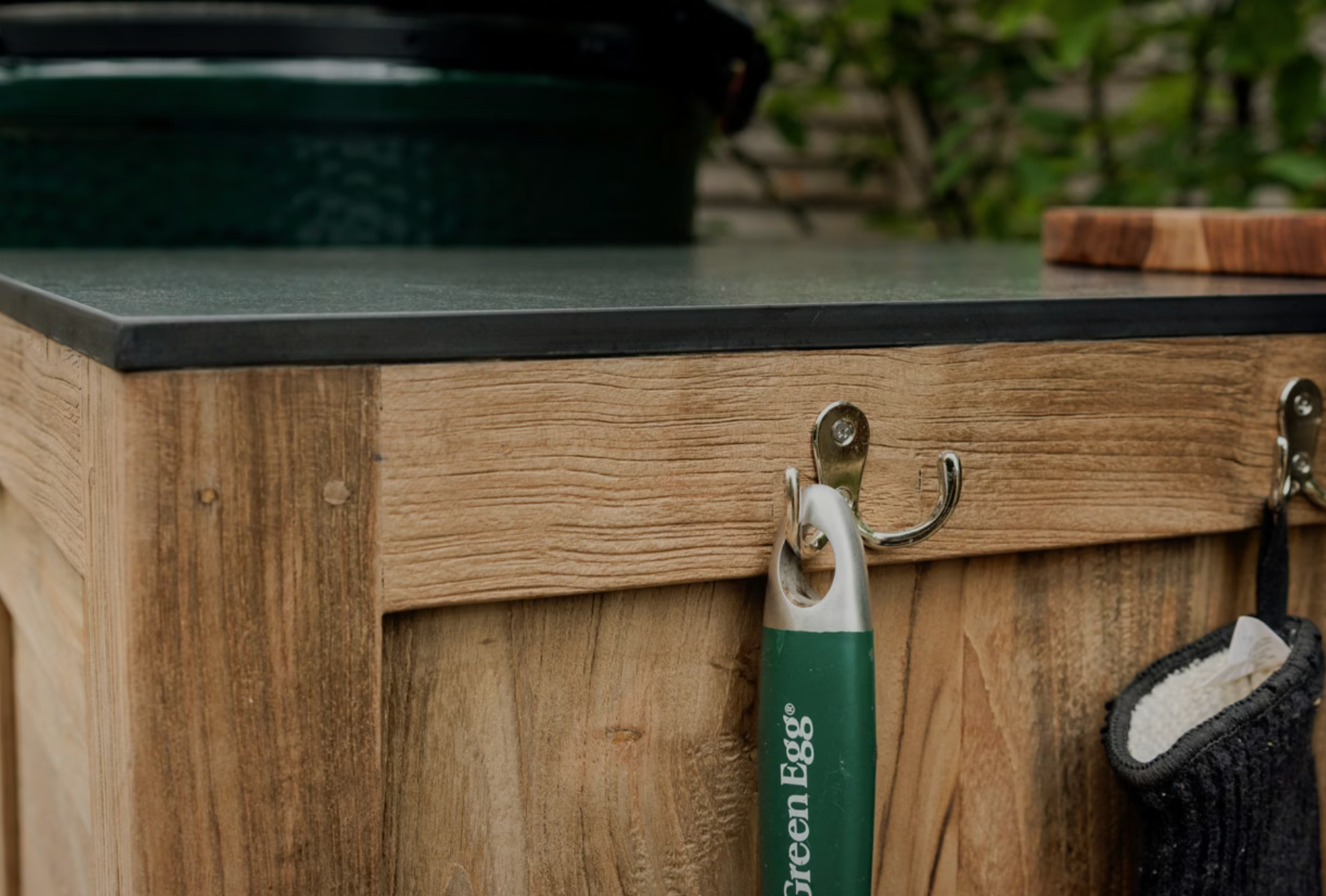 BIG GREEN EGG TEAK KITCHEN